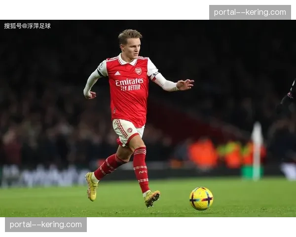 镜头聚焦：英超补赛中，阿森纳中场厄德高抽筋后仍坚持完赛