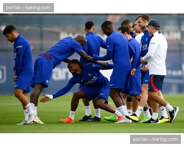 巴黎圣日耳曼训练课强化由守转攻，加尔捷重点演练中场快速出球